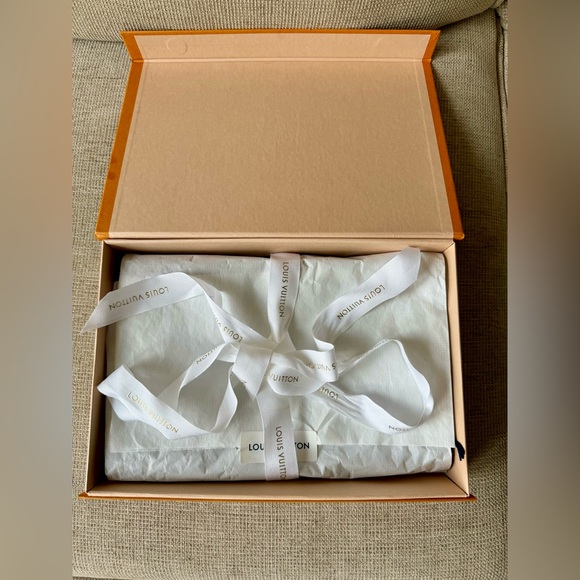 Louis Vuitton scarf - Picture 6 of 8